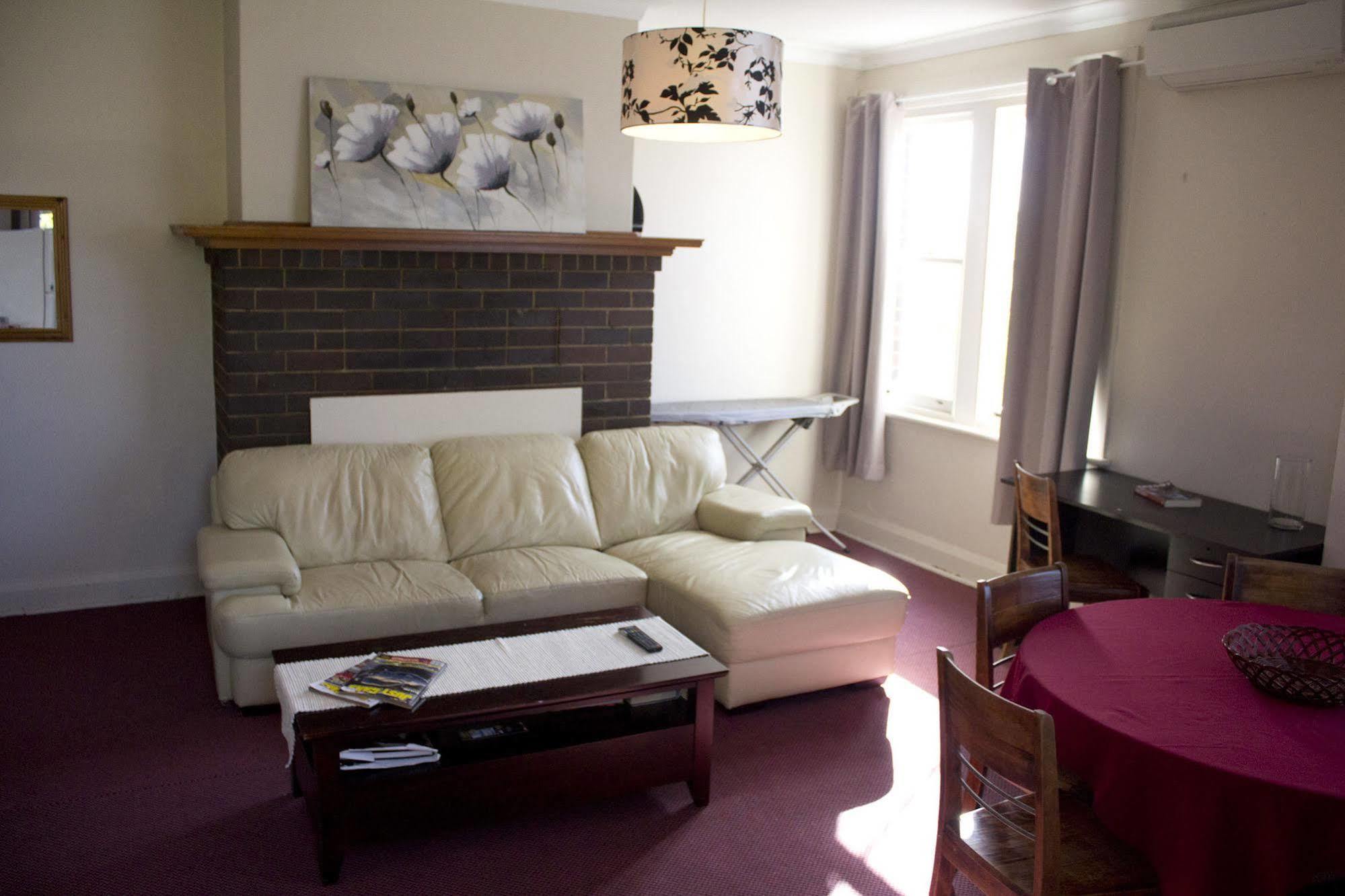 Court House Hotel Boorowa Ngoại thất bức ảnh